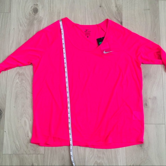 NWT | Nike | 3 Quarter Sleeve Cropped Dri-fit Top - Picture 6 of 6